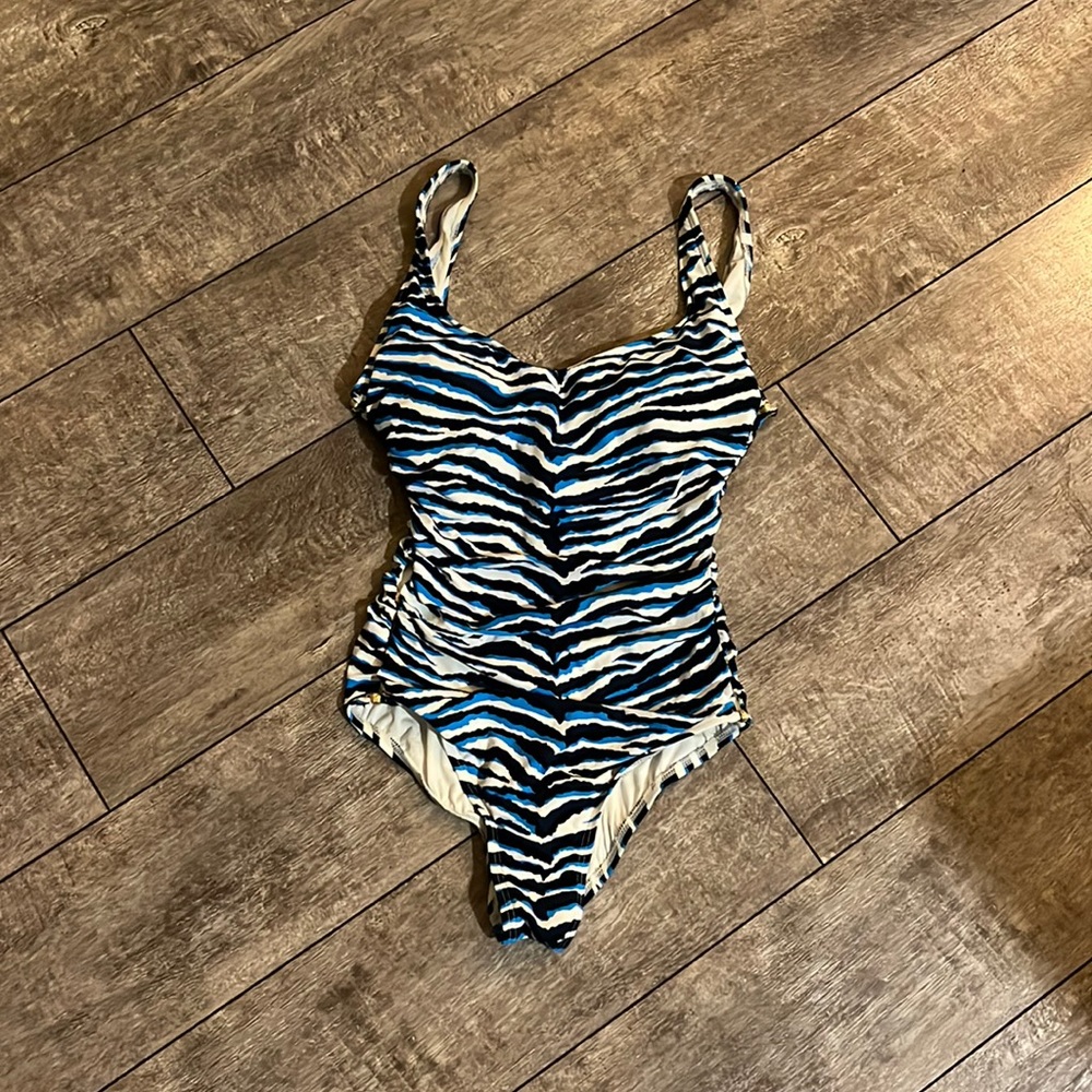 Carmen Marc Valvo one piece mallet.